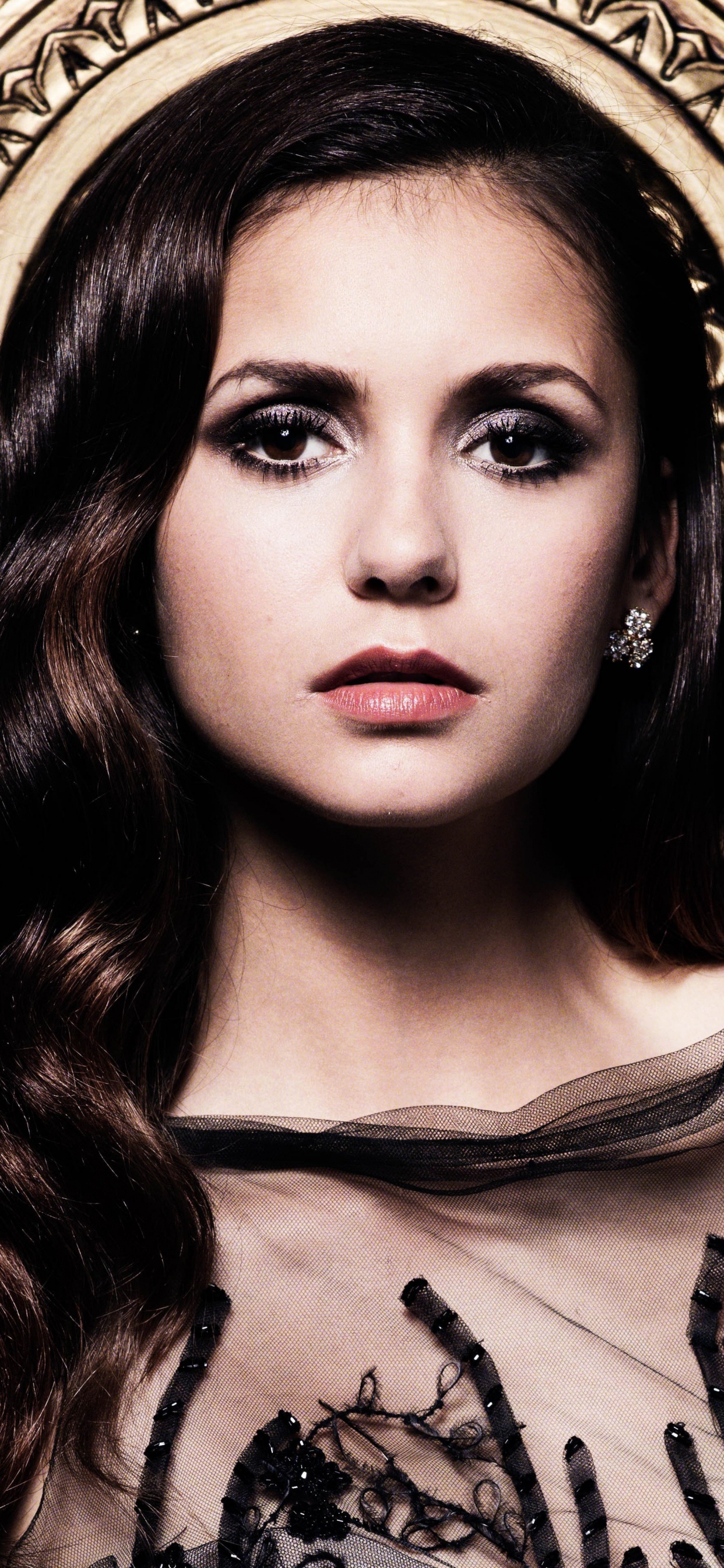 Обои Нина Добрев, Дневники вампира, Елена Гилберт, Деймон Сальваторе, Дневники Вампира - Сезон 4 в разрешении 1242x2688