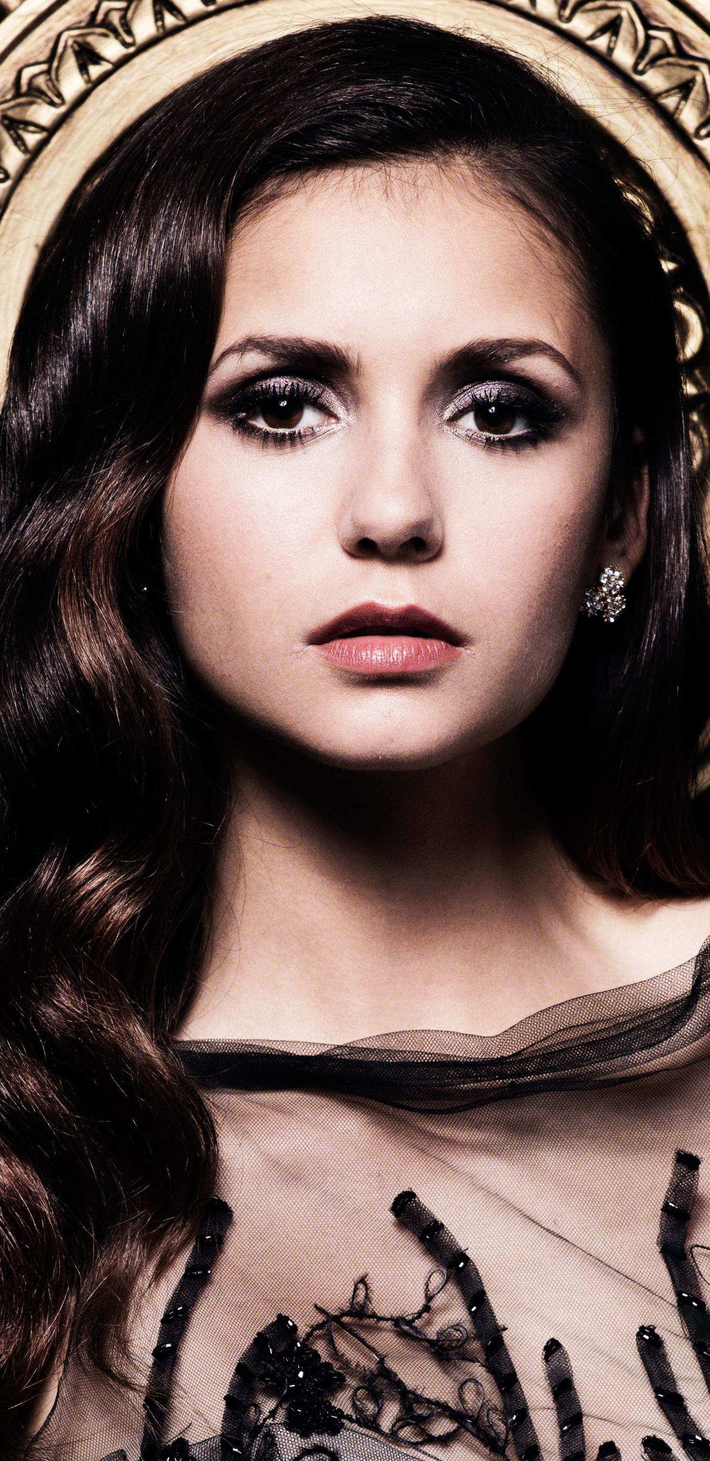 Обои Нина Добрев, Дневники вампира, Елена Гилберт, Деймон Сальваторе, Дневники Вампира - Сезон 4 в разрешении 1440x2960