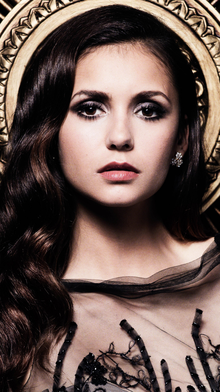 Обои Нина Добрев, Дневники вампира, Елена Гилберт, Деймон Сальваторе, Дневники Вампира - Сезон 4 в разрешении 750x1334