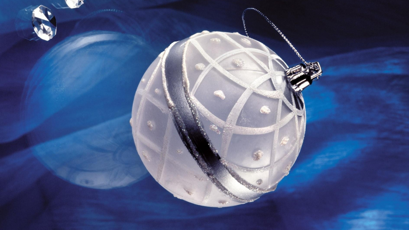 Обои Рождественские украшения, елка, сфера, космос, кристалл в разрешении 1366x768