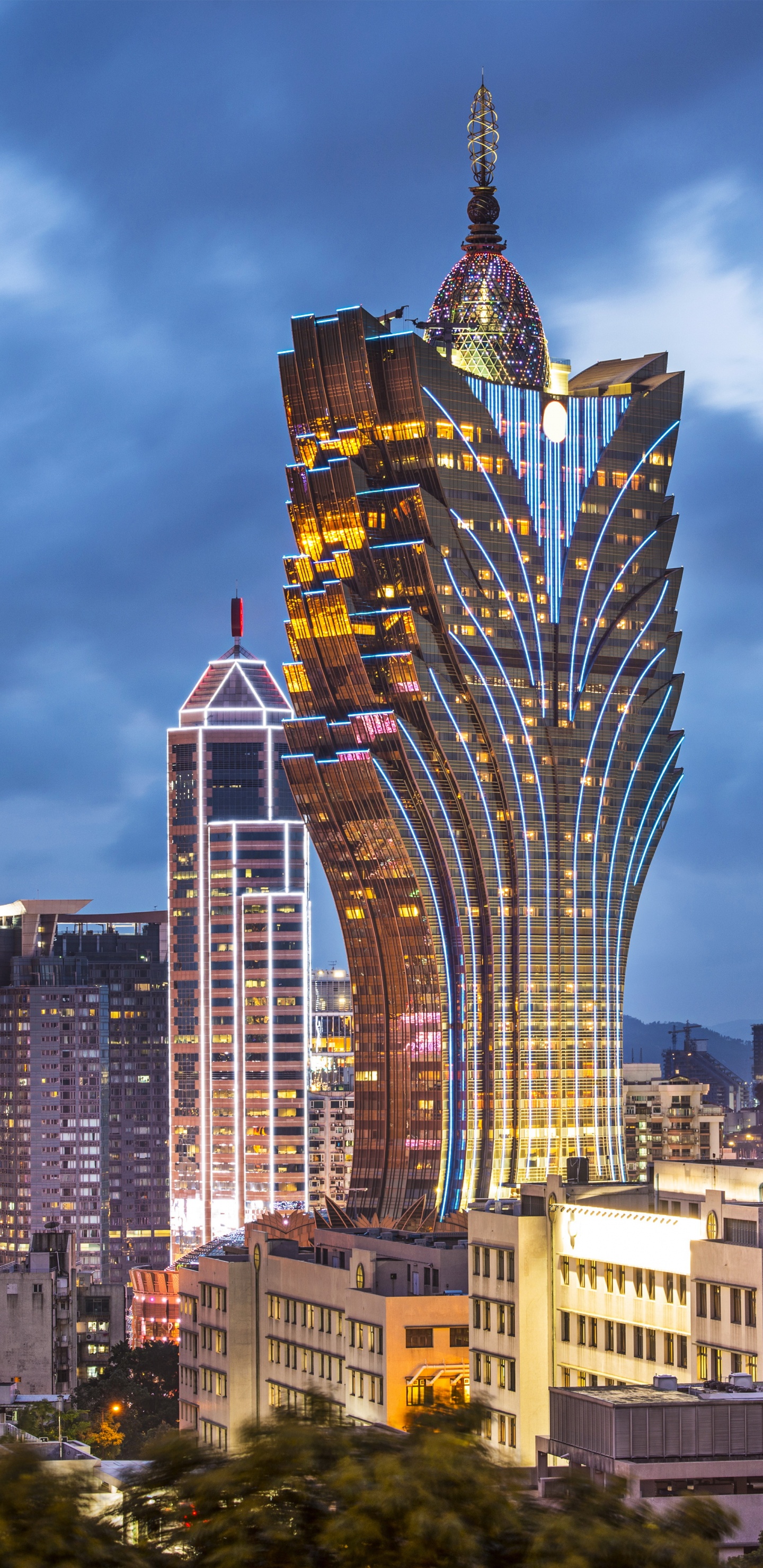 Обои казино, город, небоскреб, городской район, городской пейзаж в разрешении 1440x2960