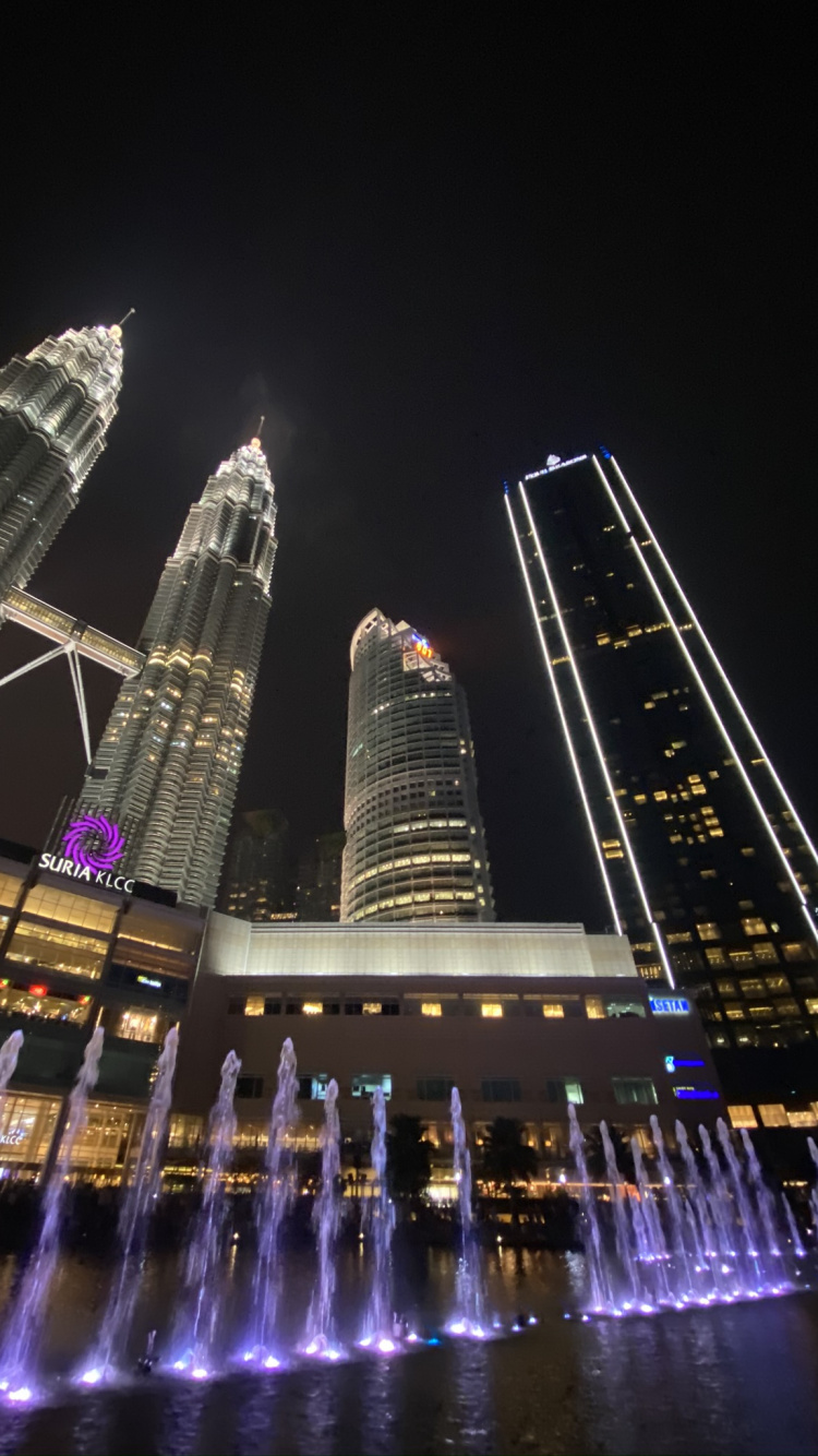Обои башни петронас, Куала Лумпур, Малайзия, башни-близнецы Петронас, водоем в разрешении 750x1334