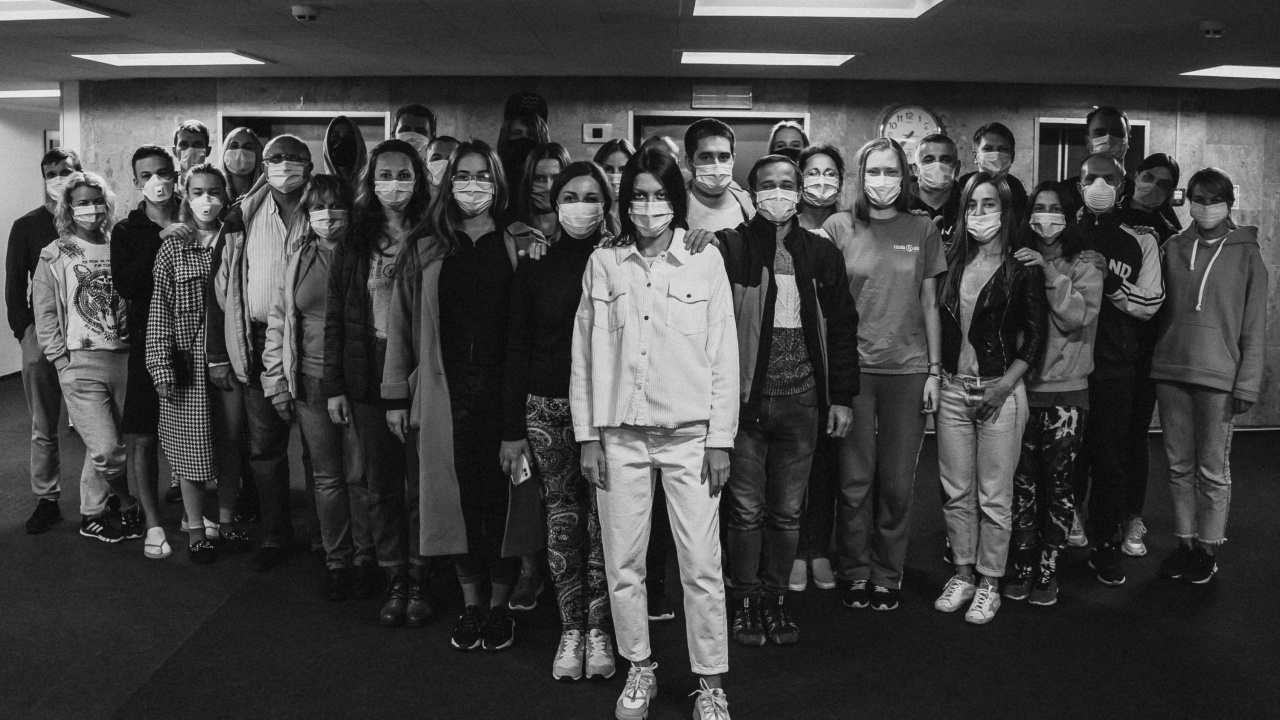 Обои COVID-19, социальная группа, стояние, монохромный, стиль в разрешении 1280x720