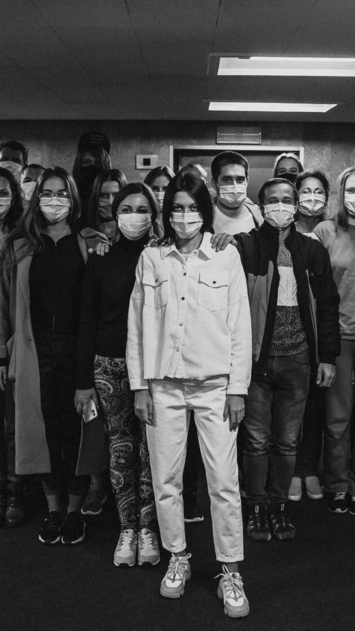 Обои COVID-19, социальная группа, стояние, монохромный, стиль в разрешении 720x1280