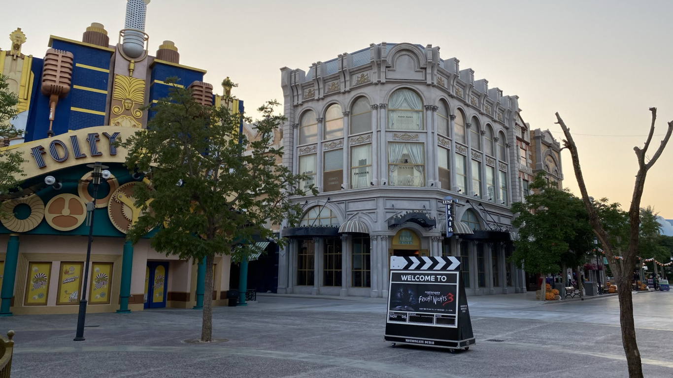 Обои ориентир, архитектура, дорожное покрытие, городок, общественное место в разрешении 1366x768