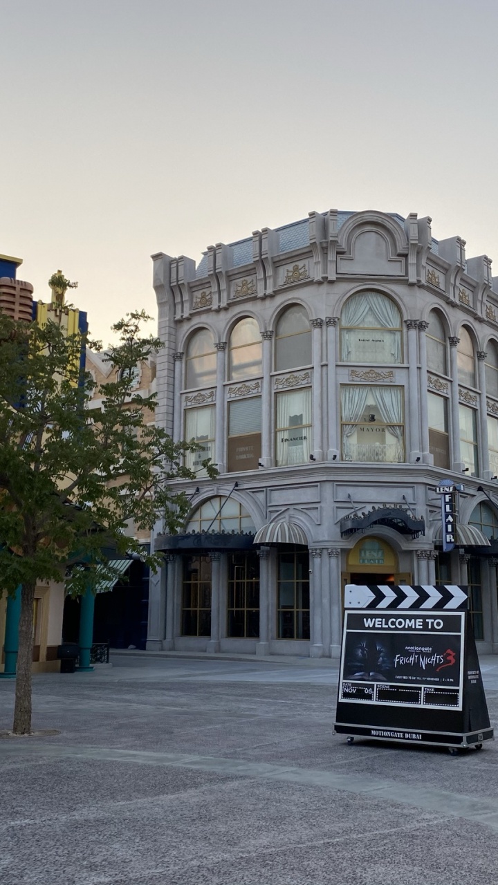 Обои ориентир, архитектура, дорожное покрытие, городок, общественное место в разрешении 720x1280