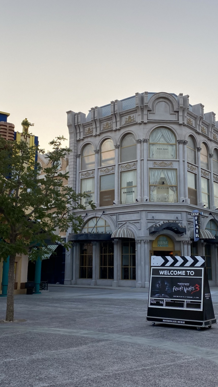 Обои ориентир, архитектура, дорожное покрытие, городок, общественное место в разрешении 750x1334