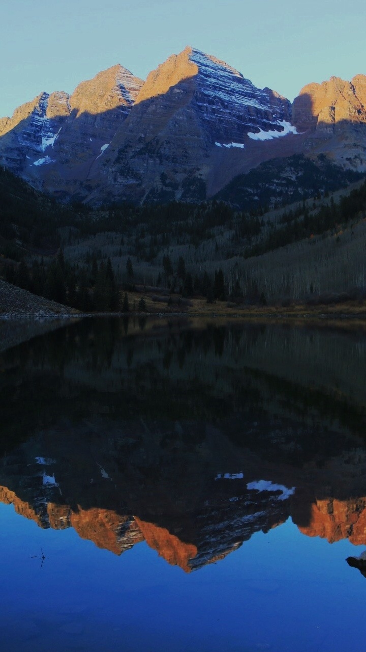 Обои отражение, фьорд, ледниковое озеро, озерный край, озеро в разрешении 720x1280