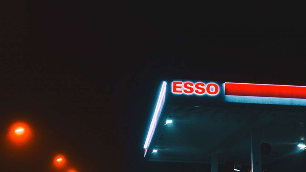 Обои ночь, Exxonmobil, корпорация Chevron, NYSE XOM, автомобильное освещение в разрешении 1280x720