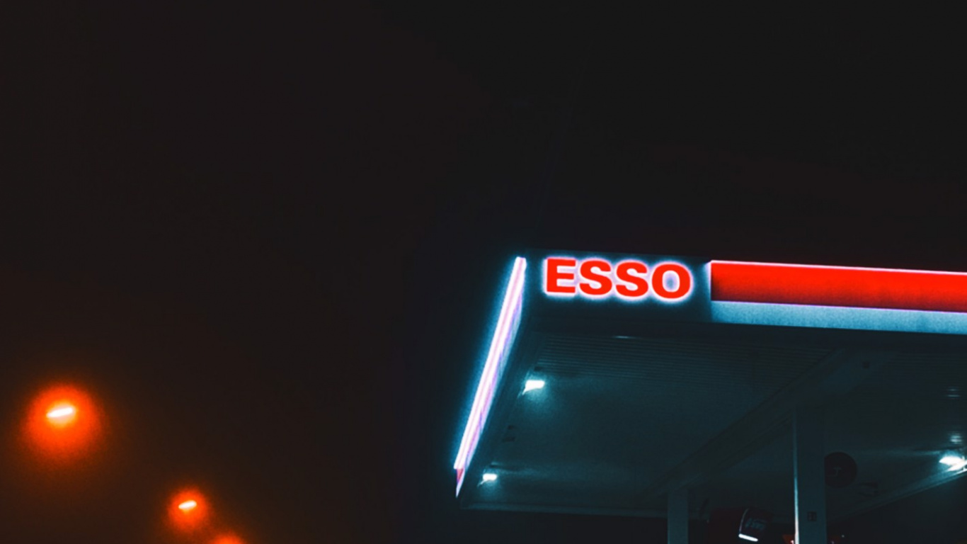 Обои ночь, Exxonmobil, корпорация Chevron, NYSE XOM, автомобильное освещение в разрешении 1366x768