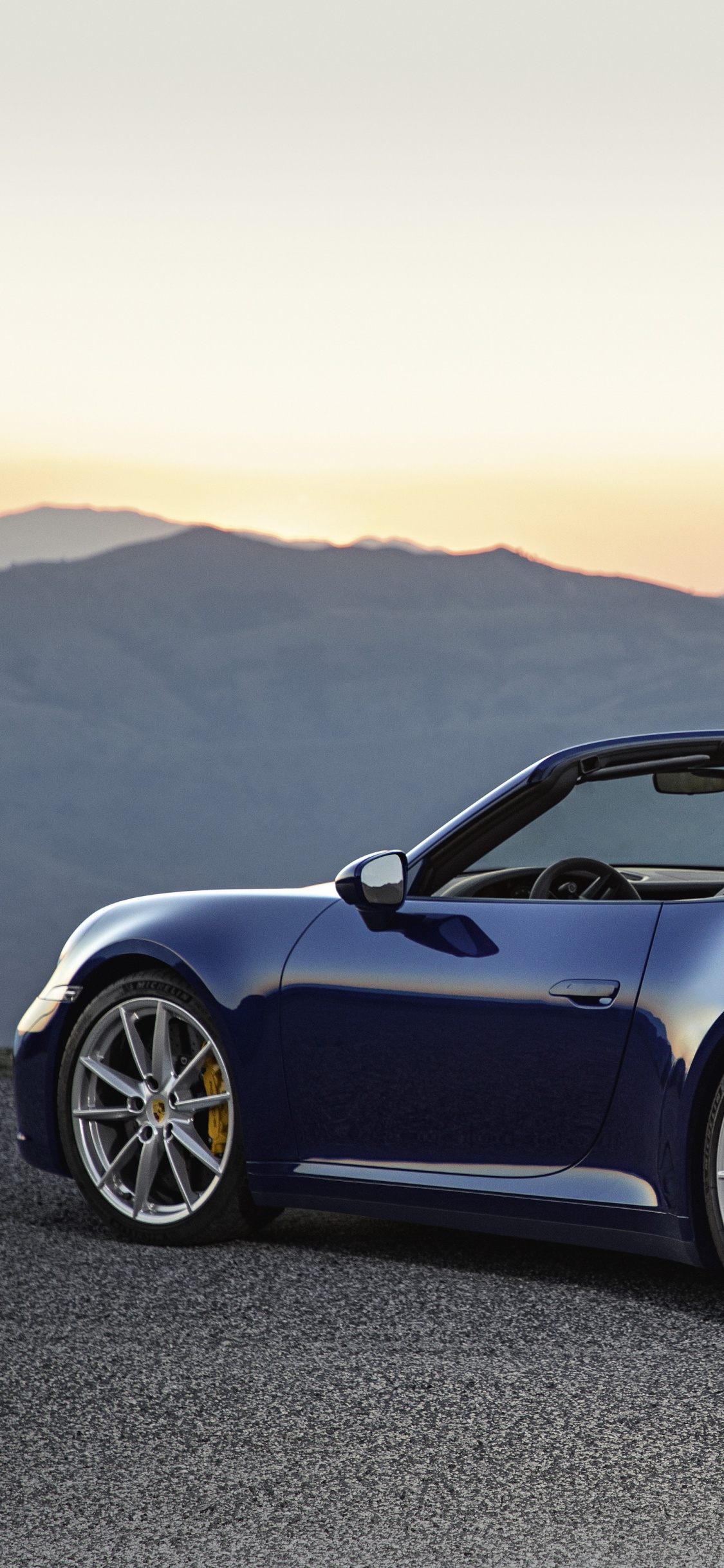 Обои Порше, авто, 2020 Порше 911 Каррера С, Кабриолет, спорткар в разрешении 1125x2436