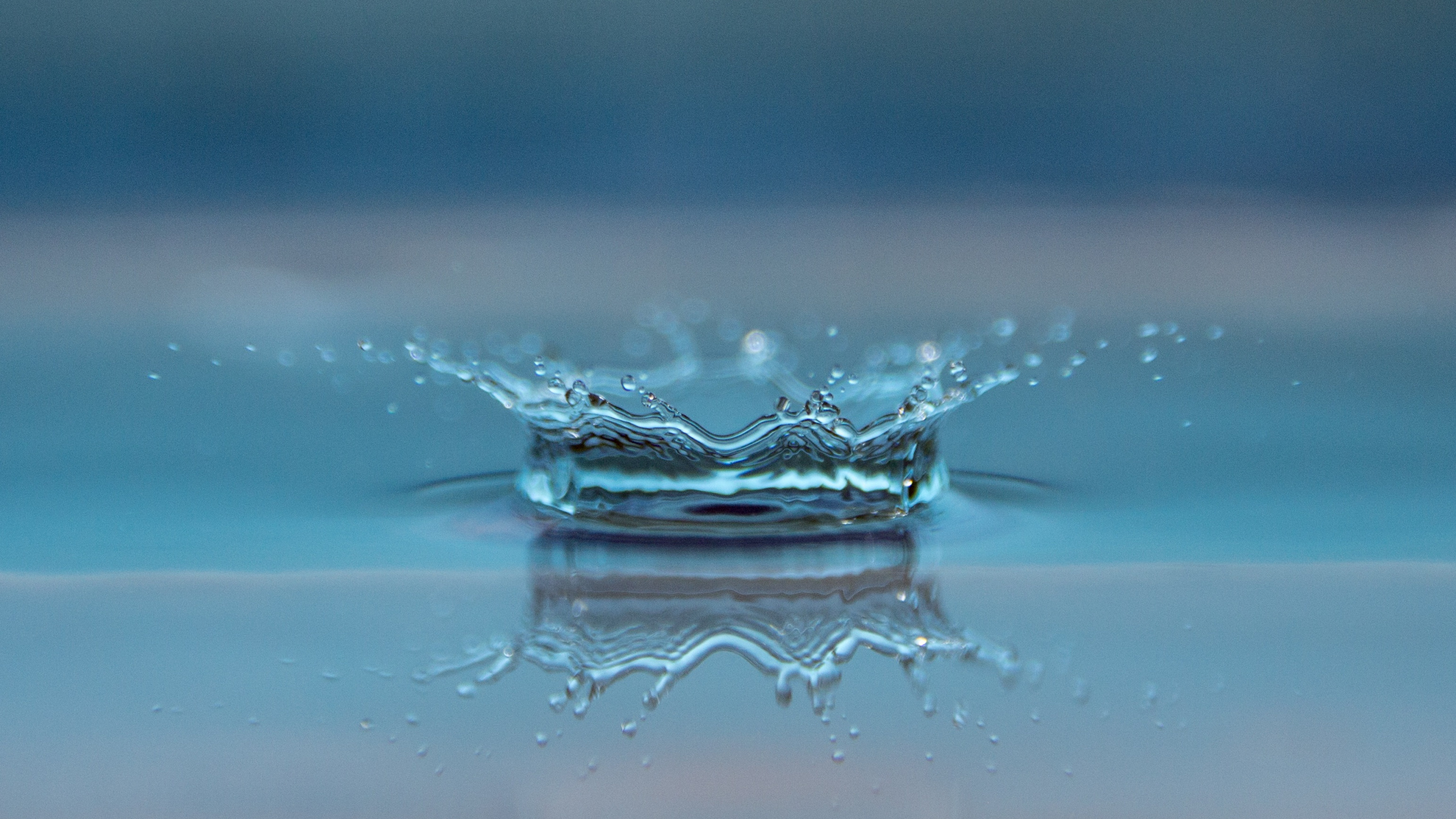 Обои вода, синий, жидкий, падение, гидроресурсы в разрешении 2560x1440