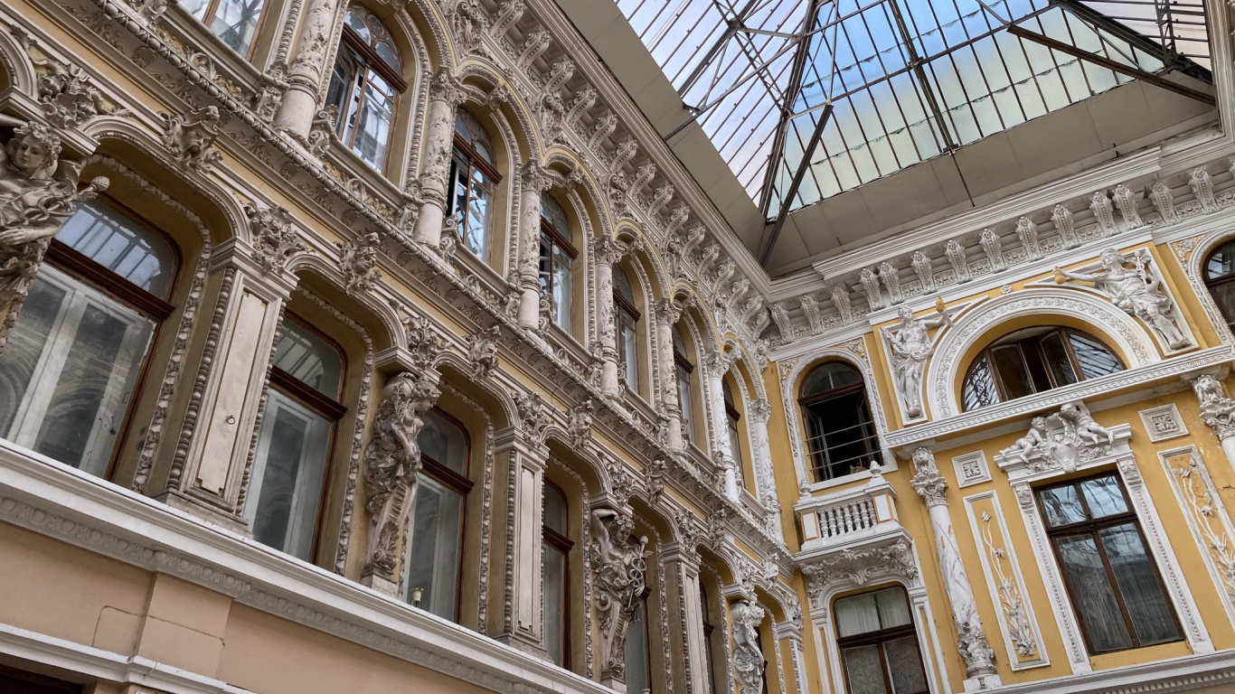 Обои Пассажирский отель, классическая архитектура, архитектура, фасад, дневное освещение в разрешении 1366x768