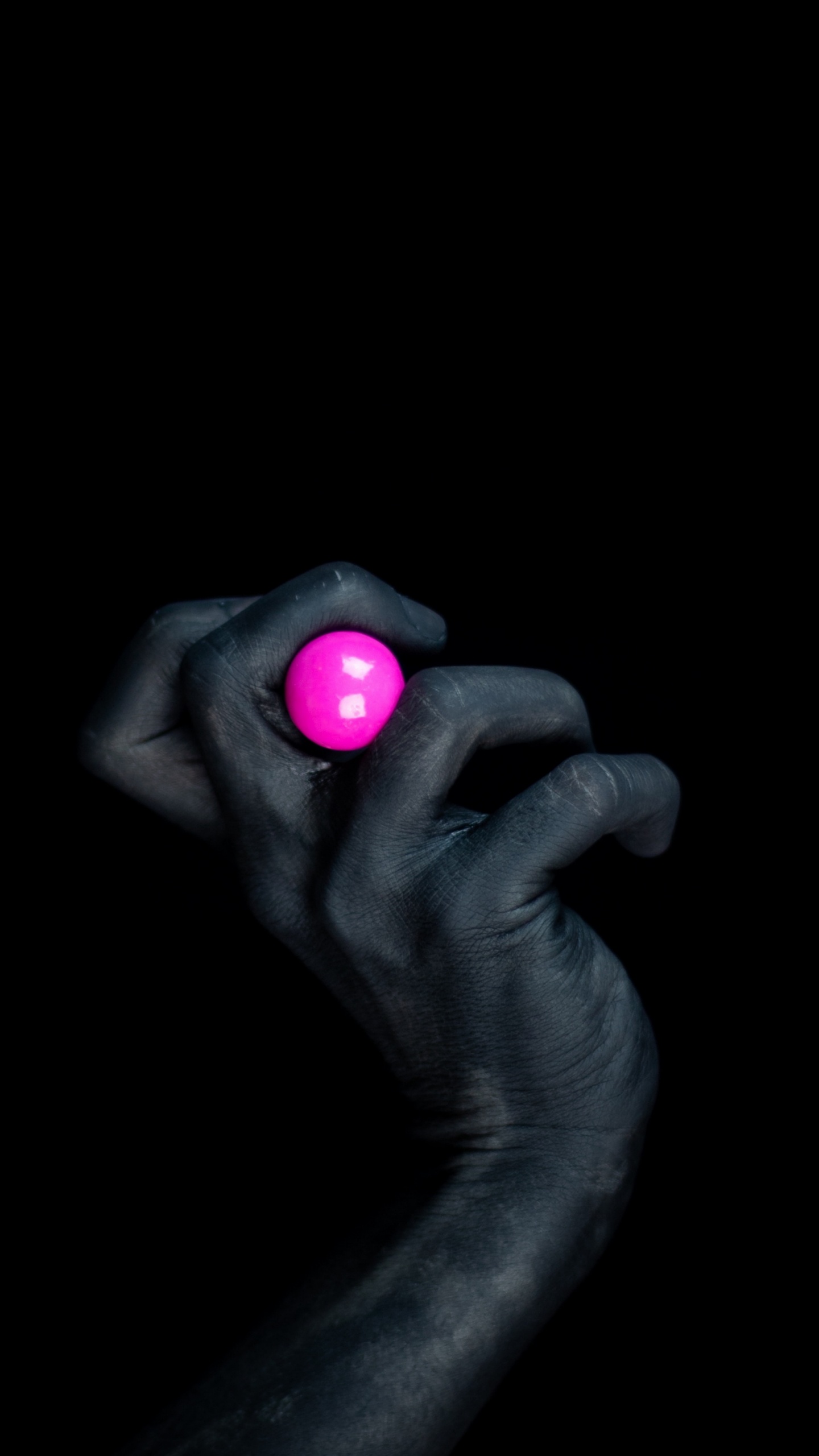 Обои смартфон, apple, темнота, свет, розовый в разрешении 1440x2560