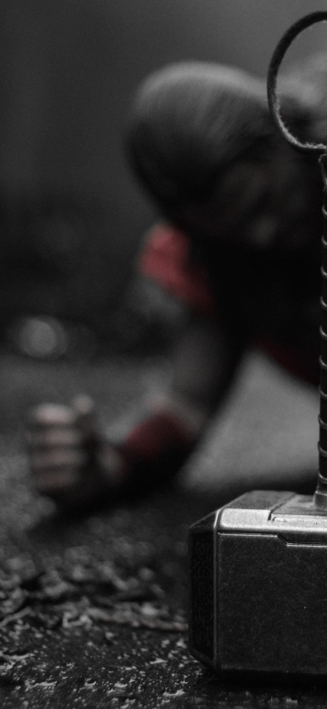 Обои ТОР, Mjlnir, рука, черный и белый в разрешении 1125x2436