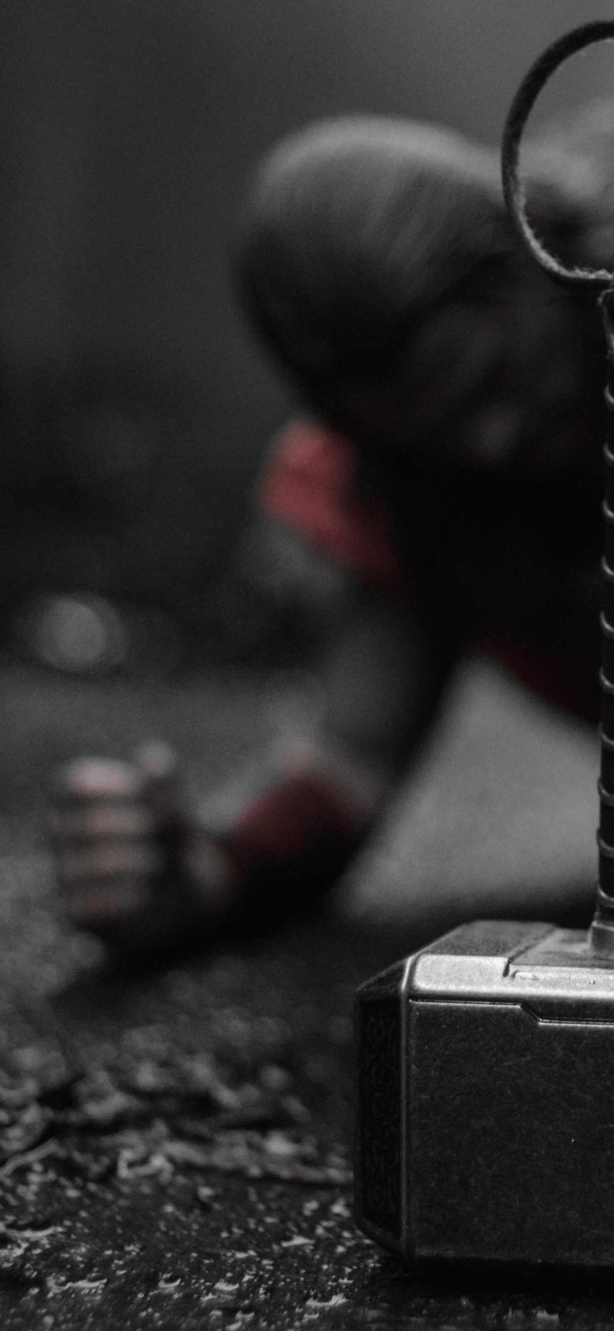 Обои ТОР, Mjlnir, рука, черный и белый в разрешении 1242x2688