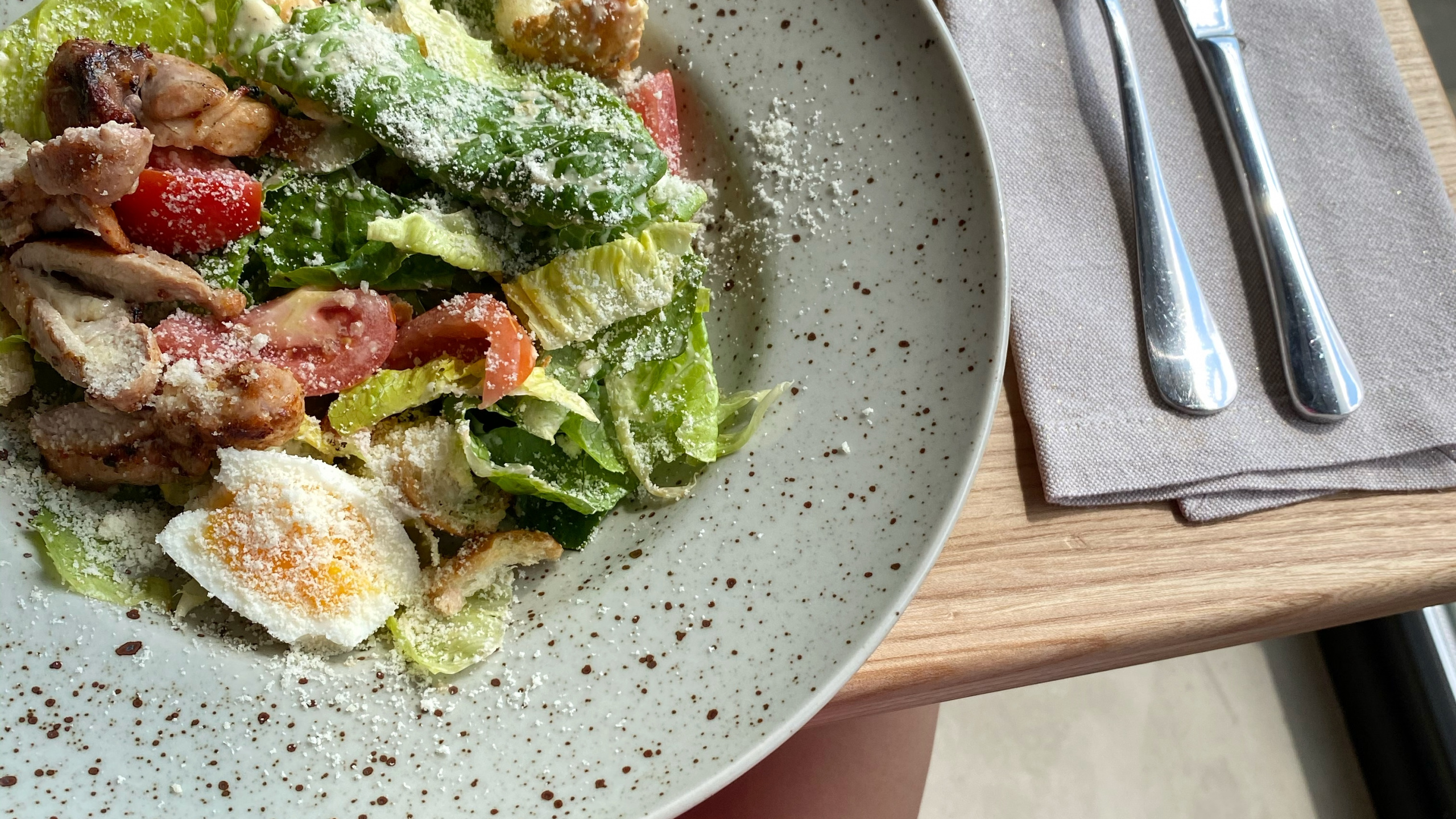 Обои Аль денте, салат Цезарь, итальянская кухня, листовой овощ, обед в разрешении 2560x1440