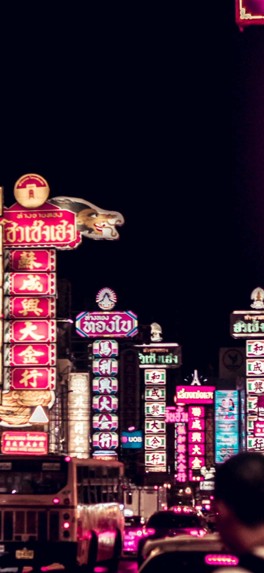 Обои метрополия, ночь, городской район, электронные табло, неон в разрешении 1125x2436