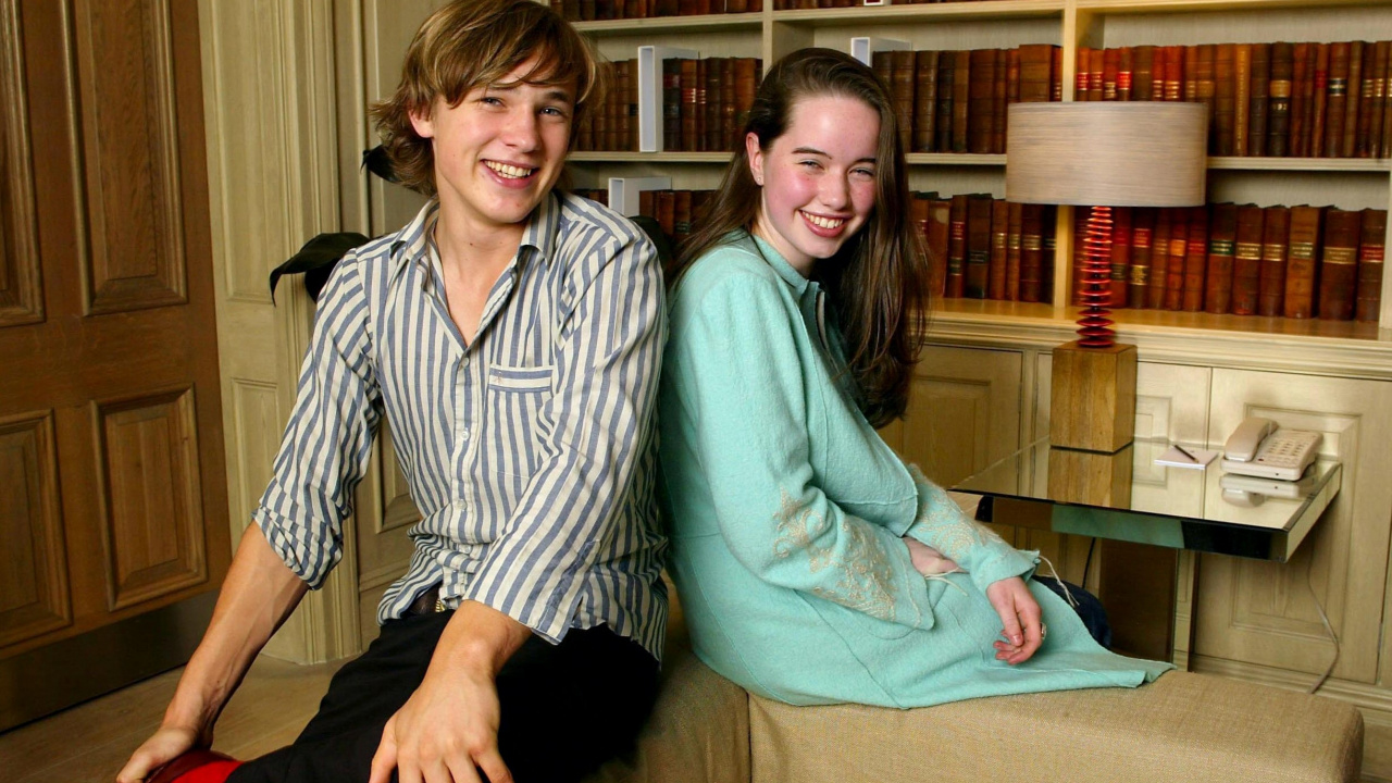 Обои сидящий, разговор, датировка, забава, актер в разрешении 1280x720