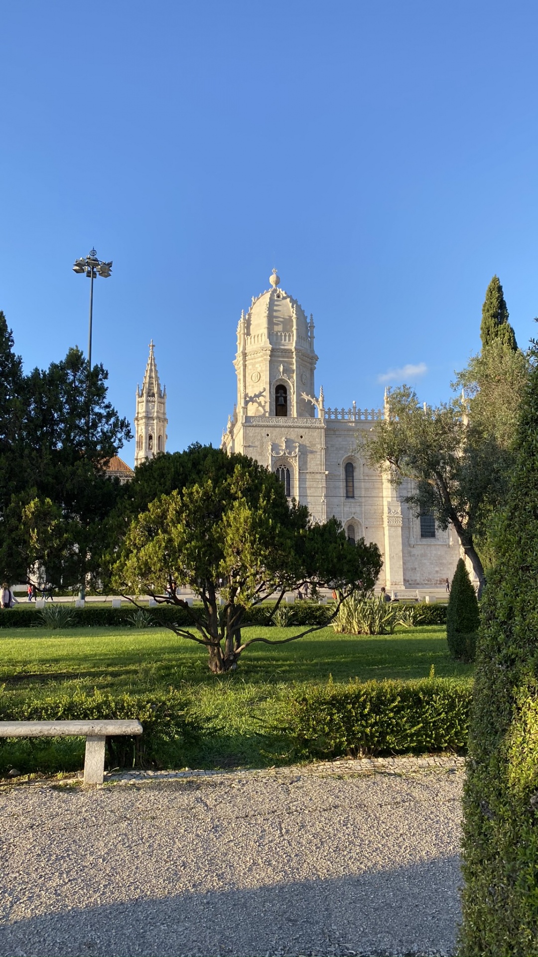 Обои водоем, природа, растительность, синий, архитектура в разрешении 1080x1920