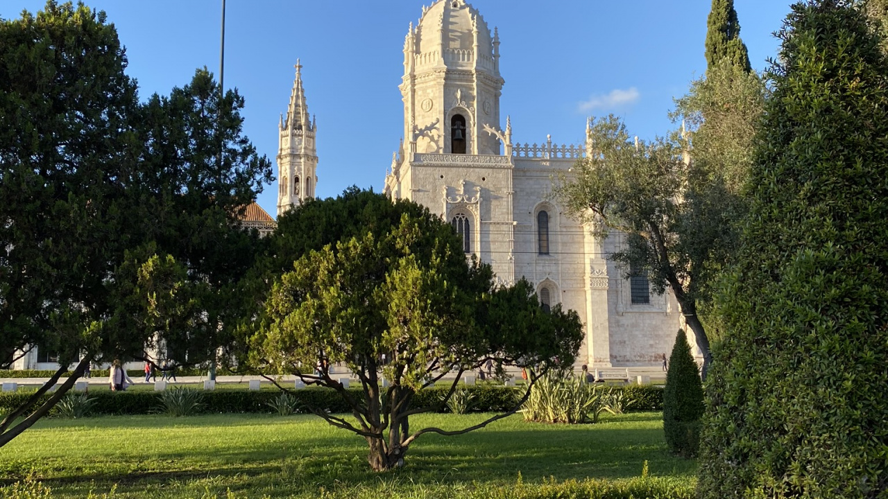 Обои водоем, природа, растительность, синий, архитектура в разрешении 1280x720