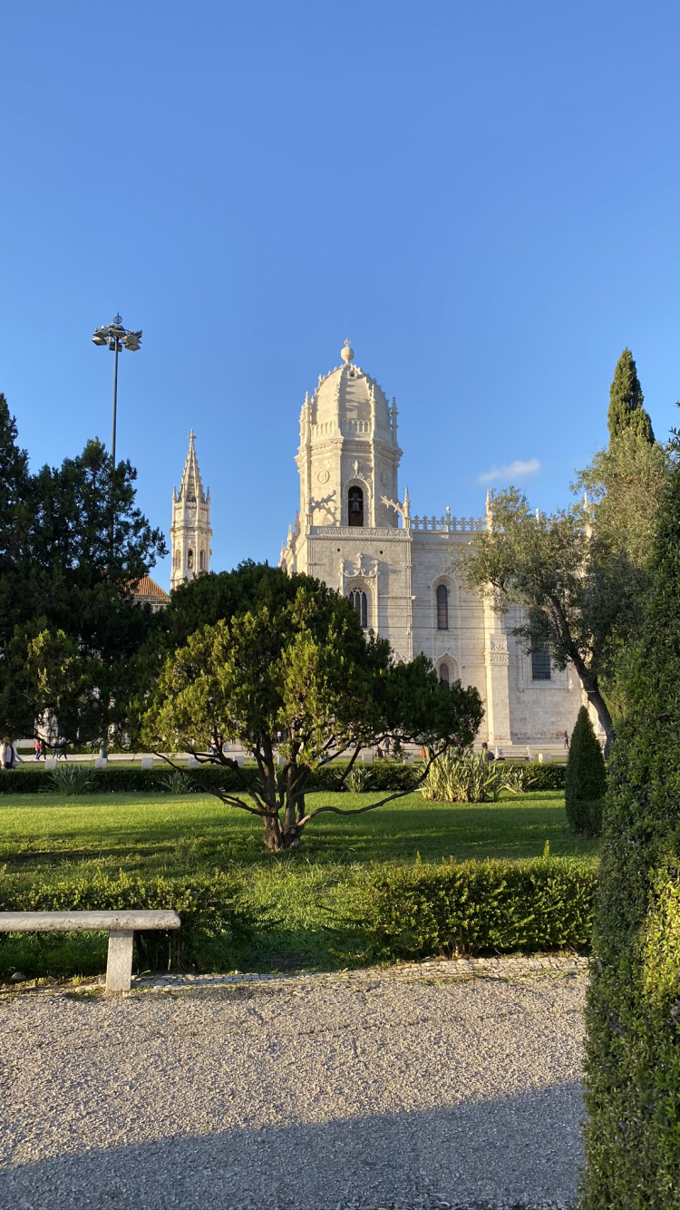 Обои водоем, природа, растительность, синий, архитектура в разрешении 750x1334