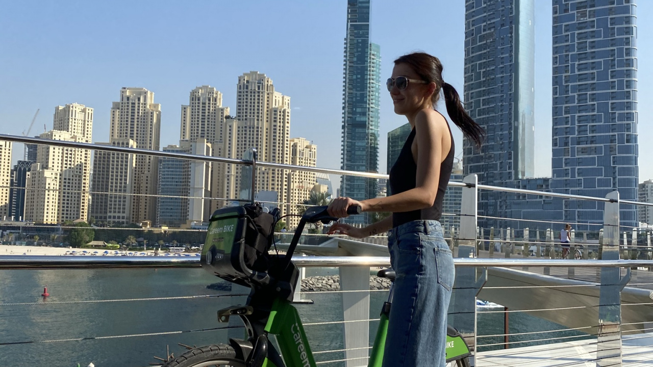 Обои дощатый настил, одежда, водоем, велосипедная шина, велосипедное колесо в разрешении 1280x720