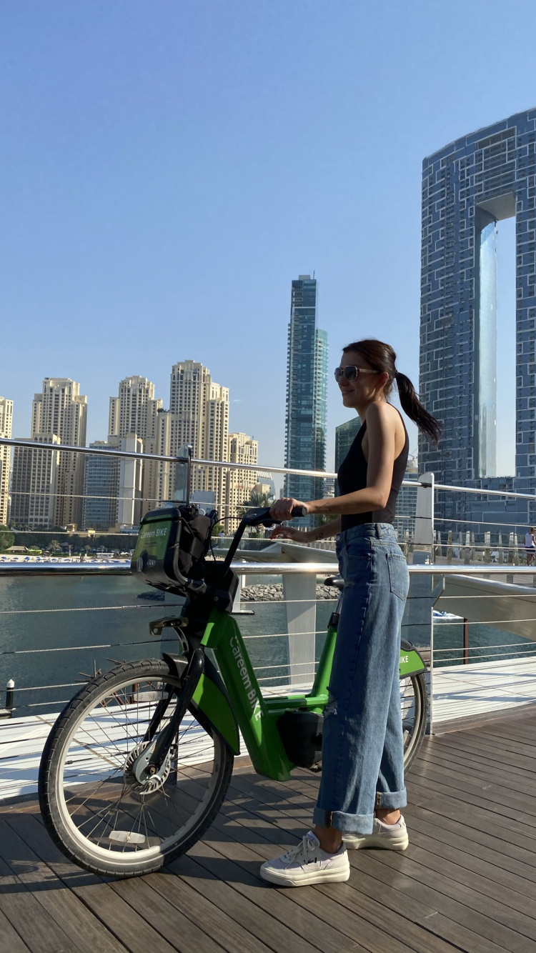 Обои дощатый настил, одежда, водоем, велосипедная шина, велосипедное колесо в разрешении 750x1334