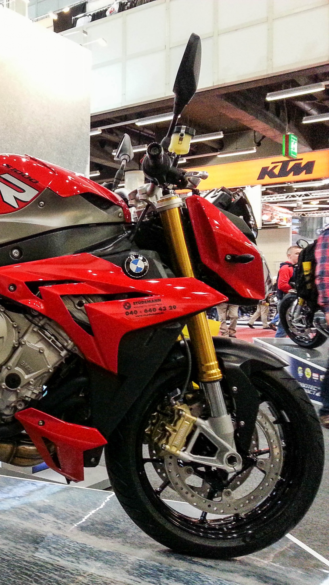 Обои Обтекатель мотоцикла, авто, мотоцикл, автомобильные шины, обод в разрешении 1080x1920