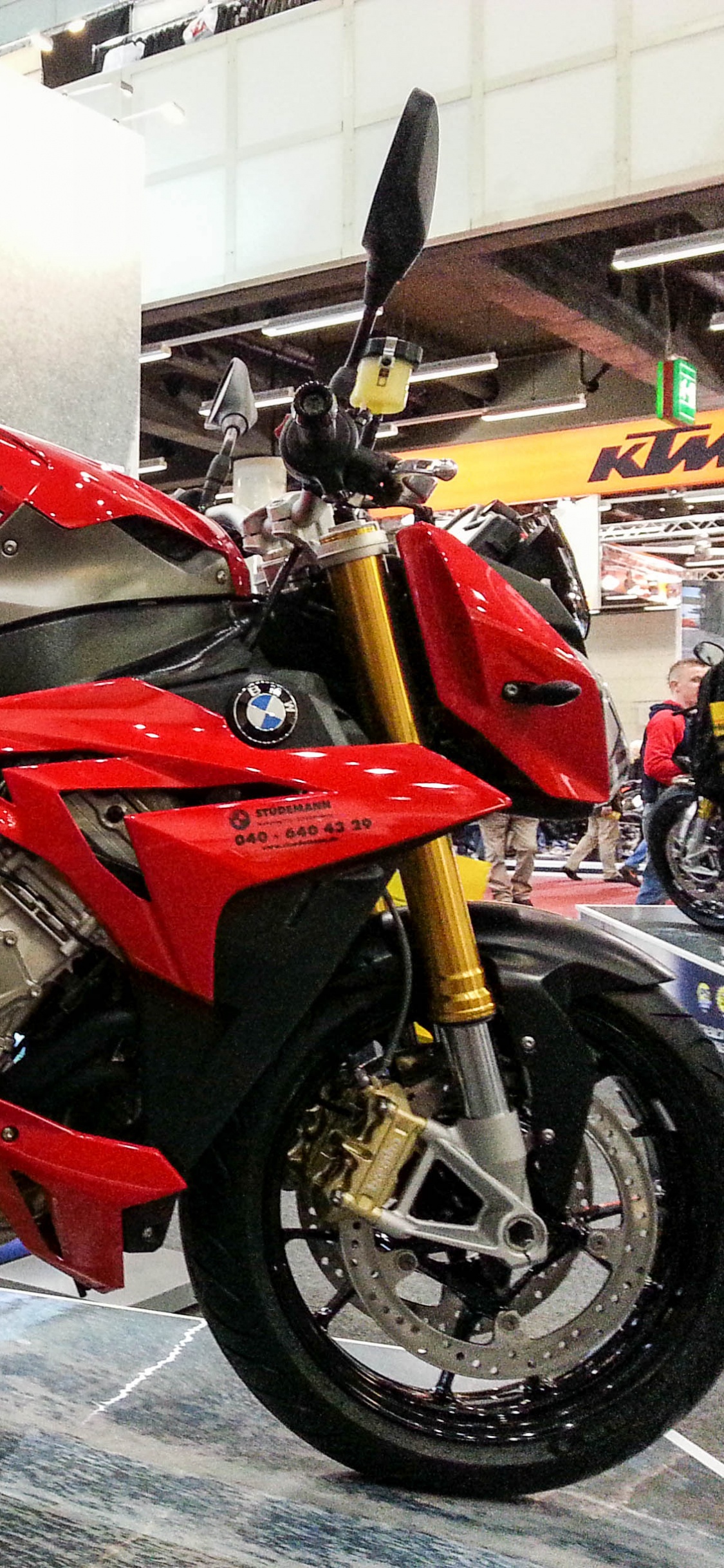 Обои Обтекатель мотоцикла, авто, мотоцикл, автомобильные шины, обод в разрешении 1125x2436