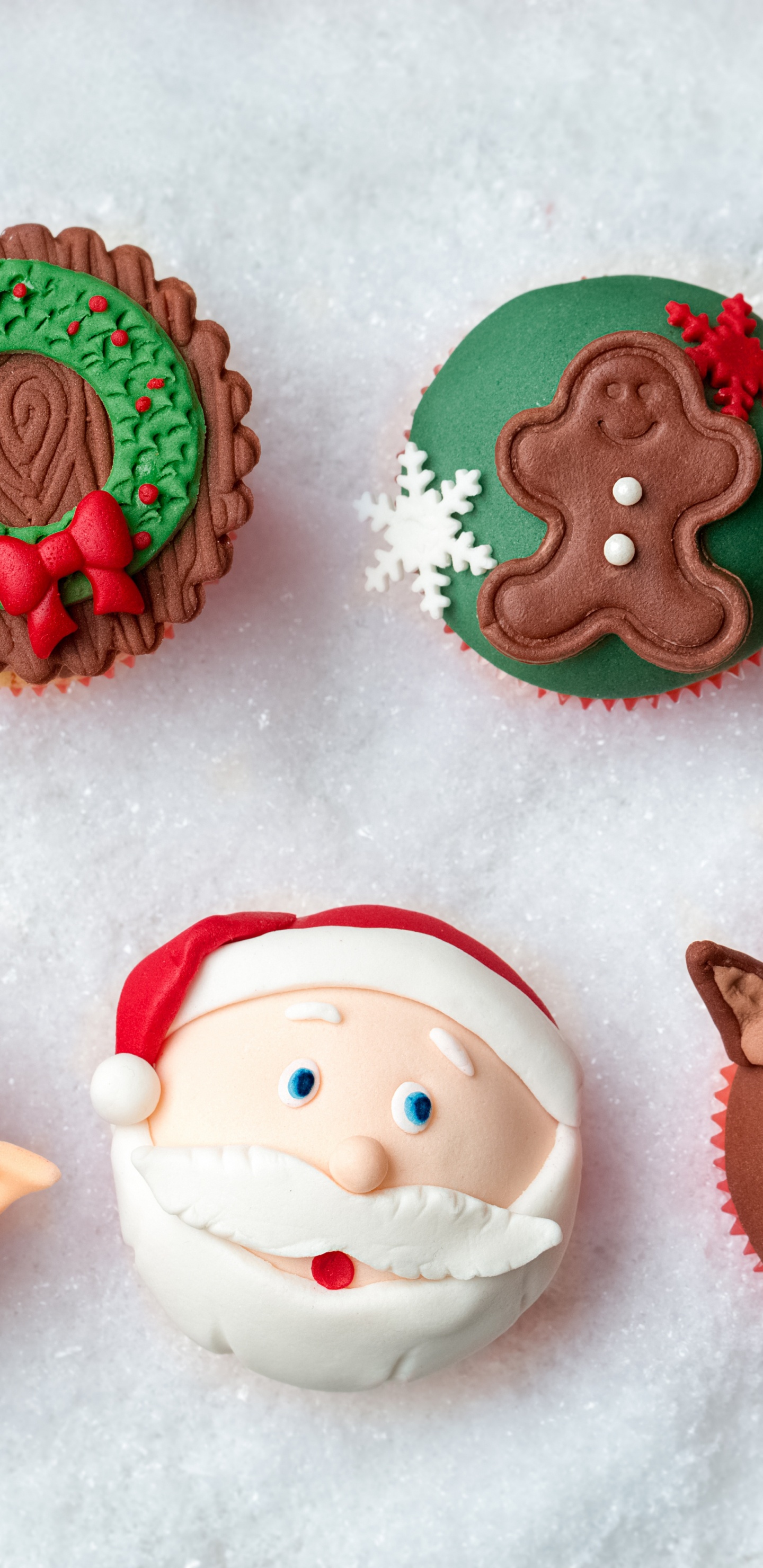 Обои Новый год, Рождество, украшение рождественских мини-кексов, Капкейк, Рождественский день в разрешении 1440x2960