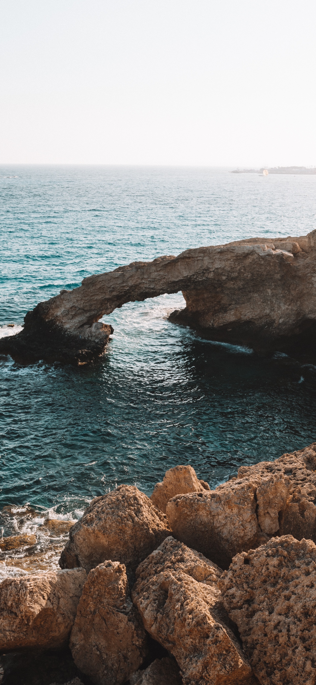 Обои море, побережье, водоем, рок, океан в разрешении 1242x2688