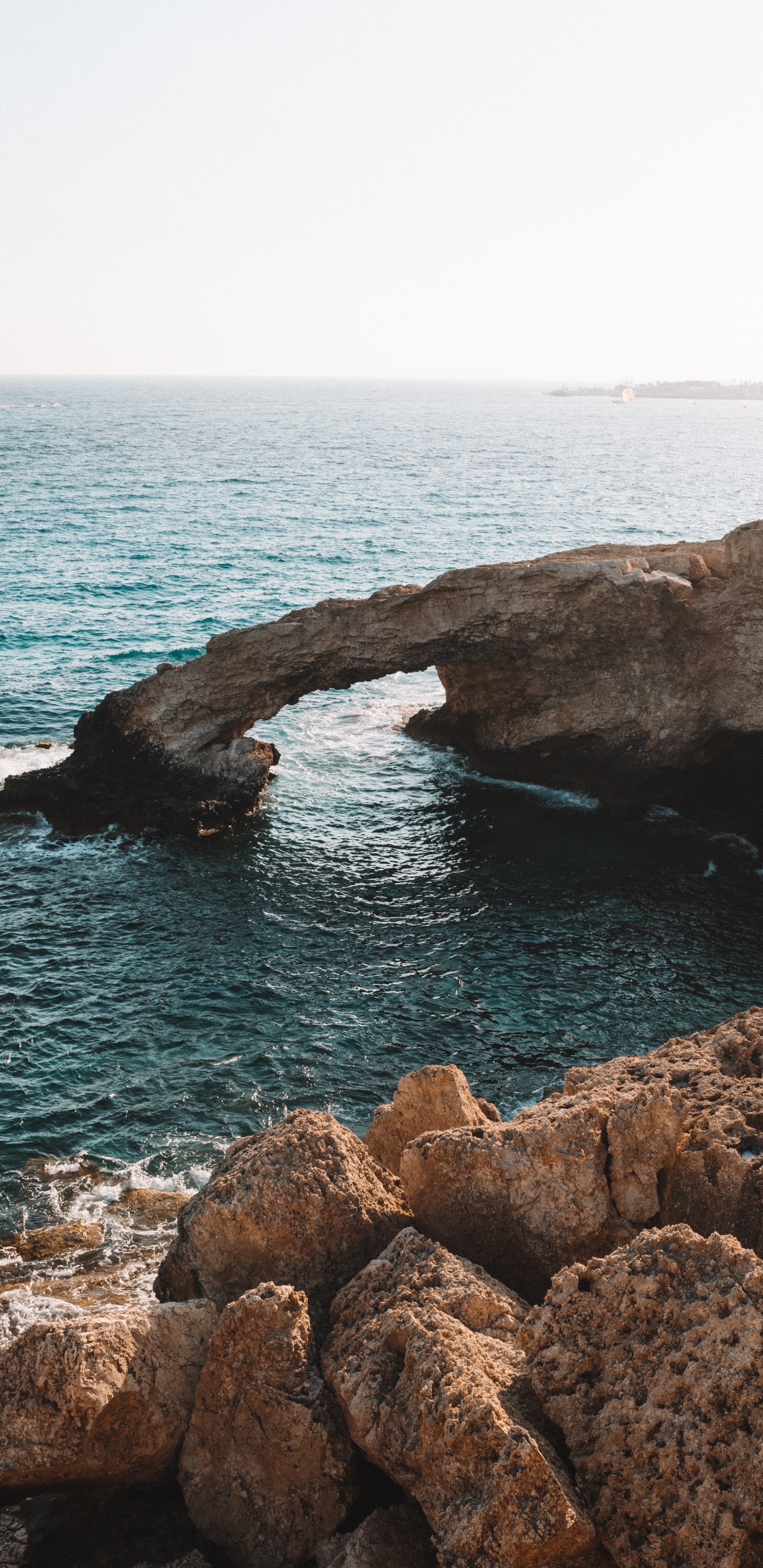 Обои море, побережье, водоем, рок, океан в разрешении 1440x2960