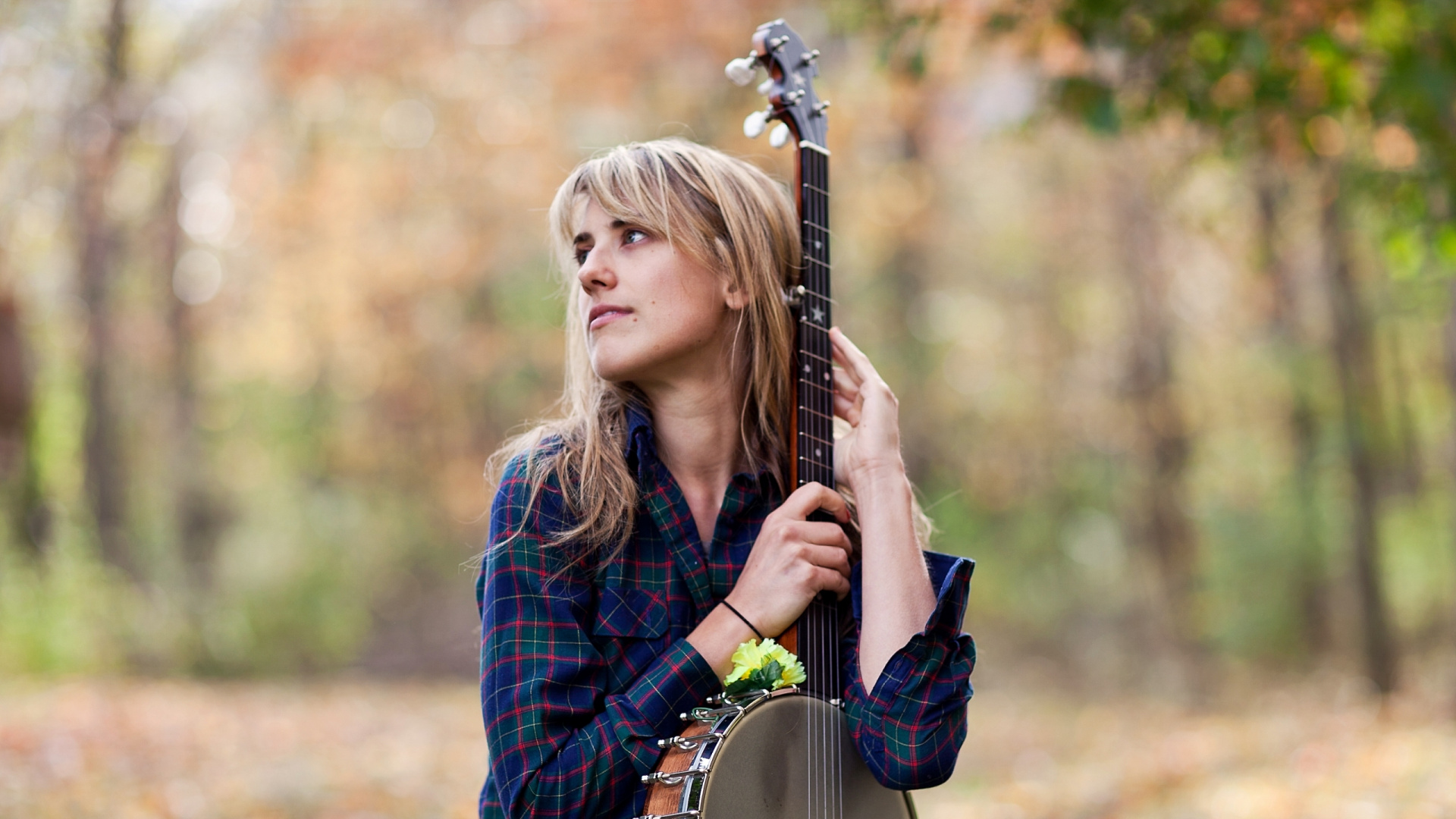 Обои музыкальный инструмент, осень, девушка, трава, дерево в разрешении 1920x1080