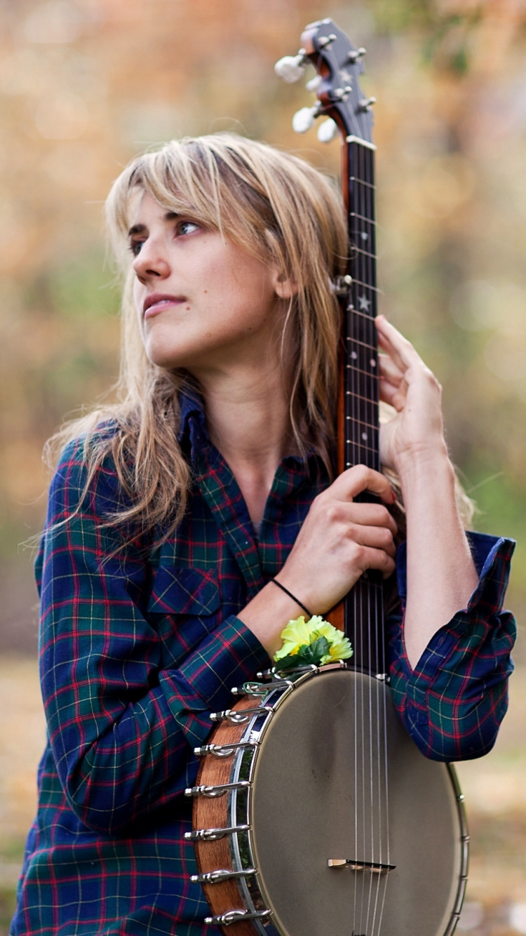 Обои музыкальный инструмент, осень, девушка, трава, дерево в разрешении 750x1334