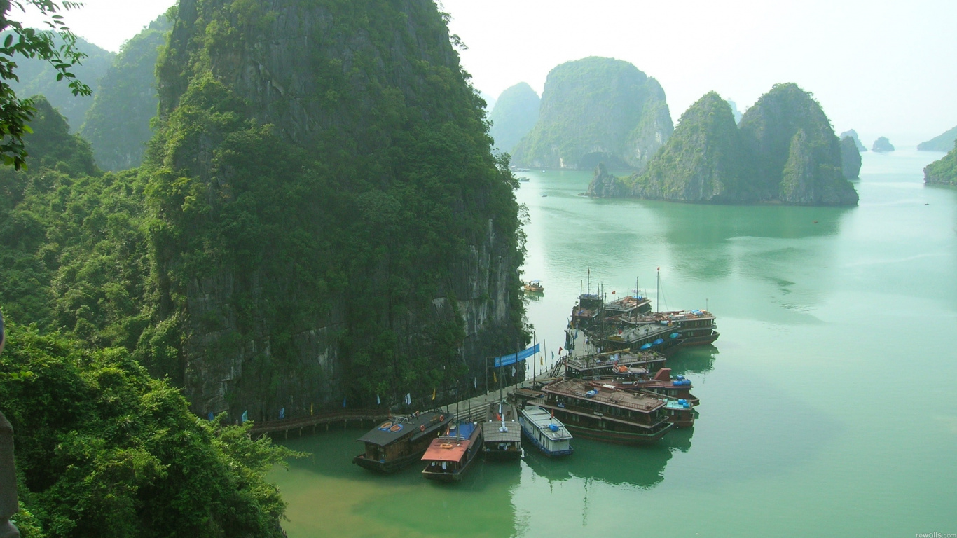 Обои Залив Халонг, Залив Бай Ту Лонг, залив, водоем, природа в разрешении 1366x768