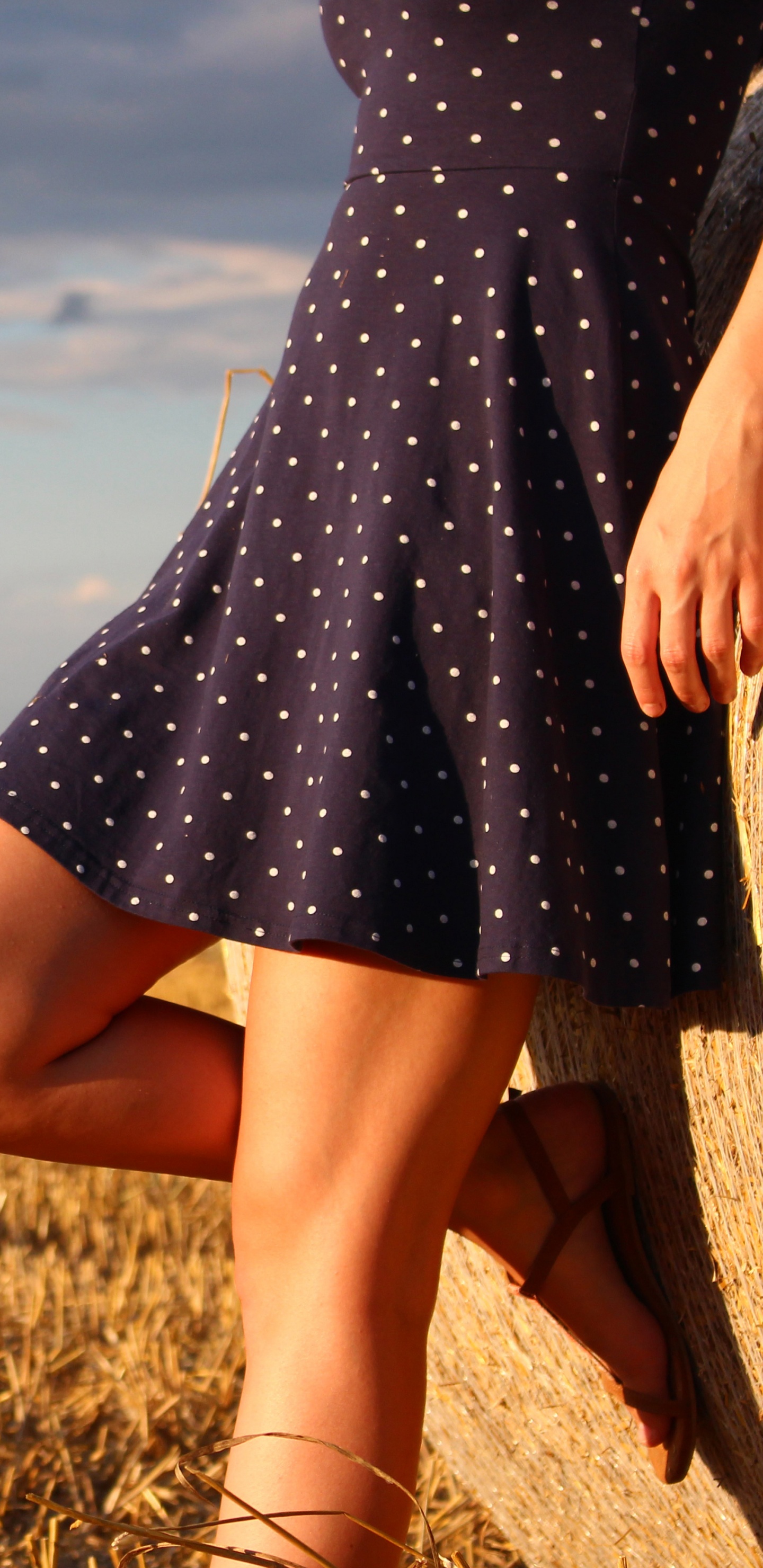 Обои Люди в природе, поле, желтый, красота, человеческая нога в разрешении 1440x2960