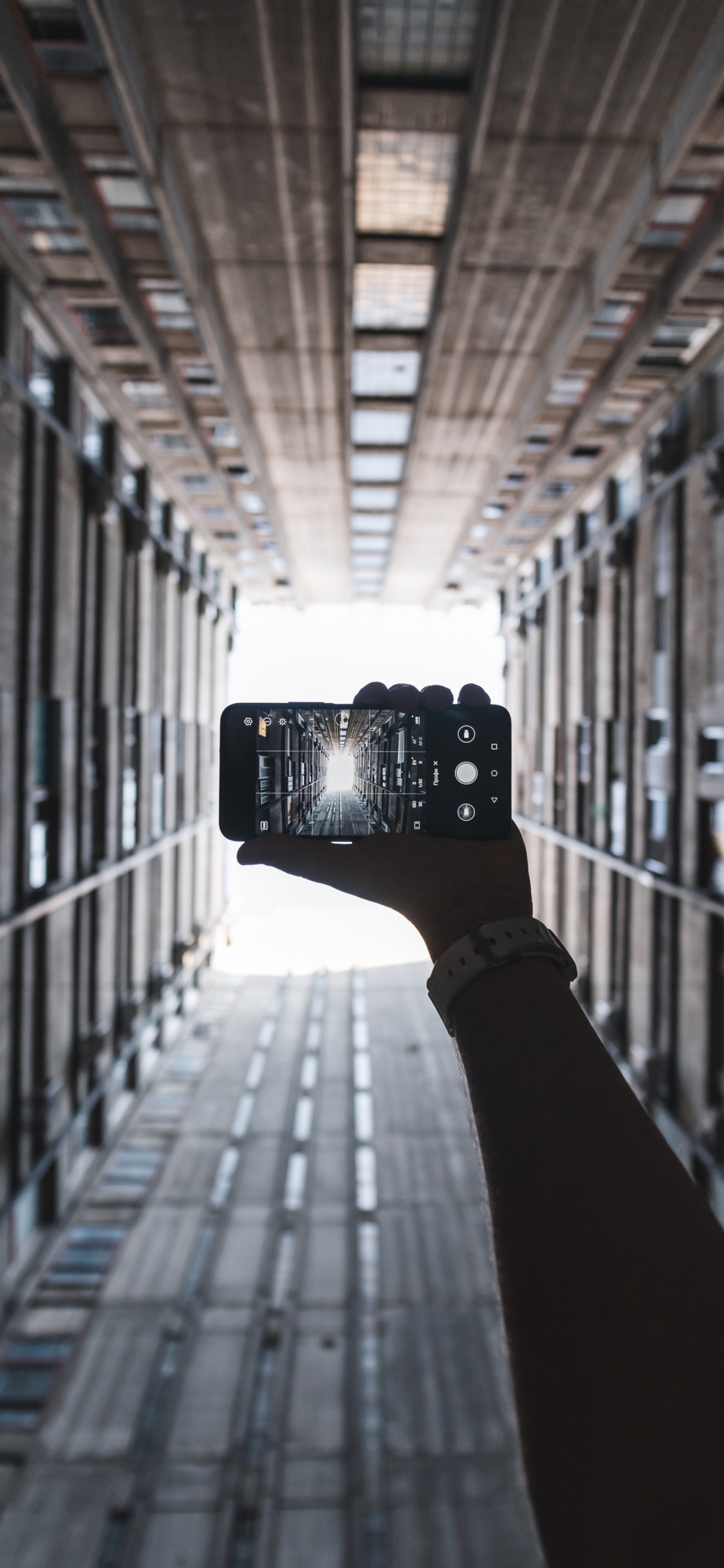 Обои транспорт, здание, архитектура, городской район, линия в разрешении 1125x2436