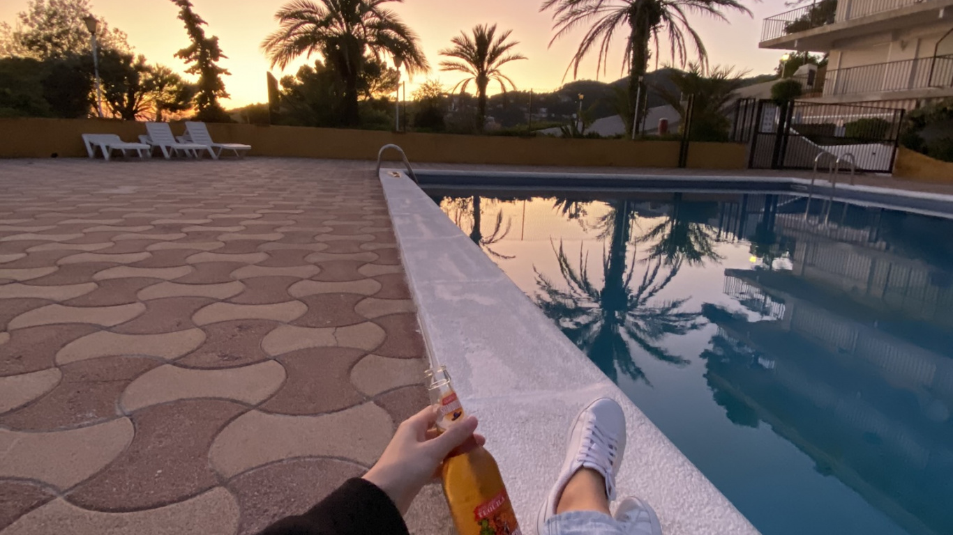 Обои вода, плавательный бассейн, досуг, наука, человек в разрешении 1366x768