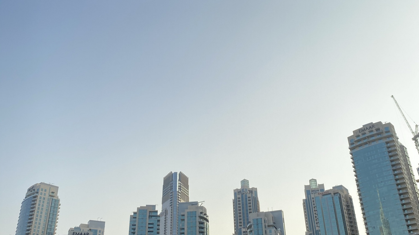 Обои башня, дневное время, городской район, город, кондоминиум в разрешении 1366x768