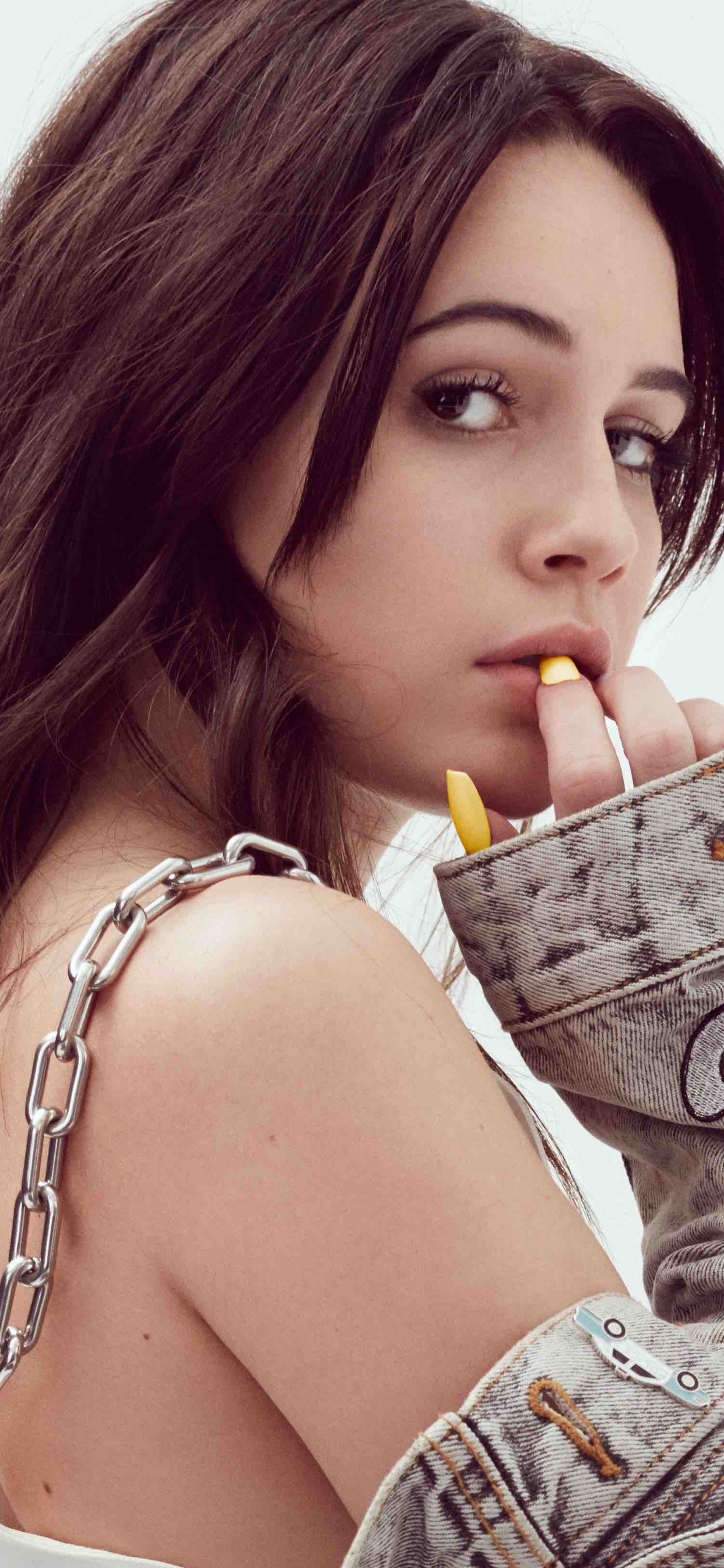 Обои Беа Миллер, Аврора, Глава Третья Желтая, волосы, красота в разрешении 1242x2688