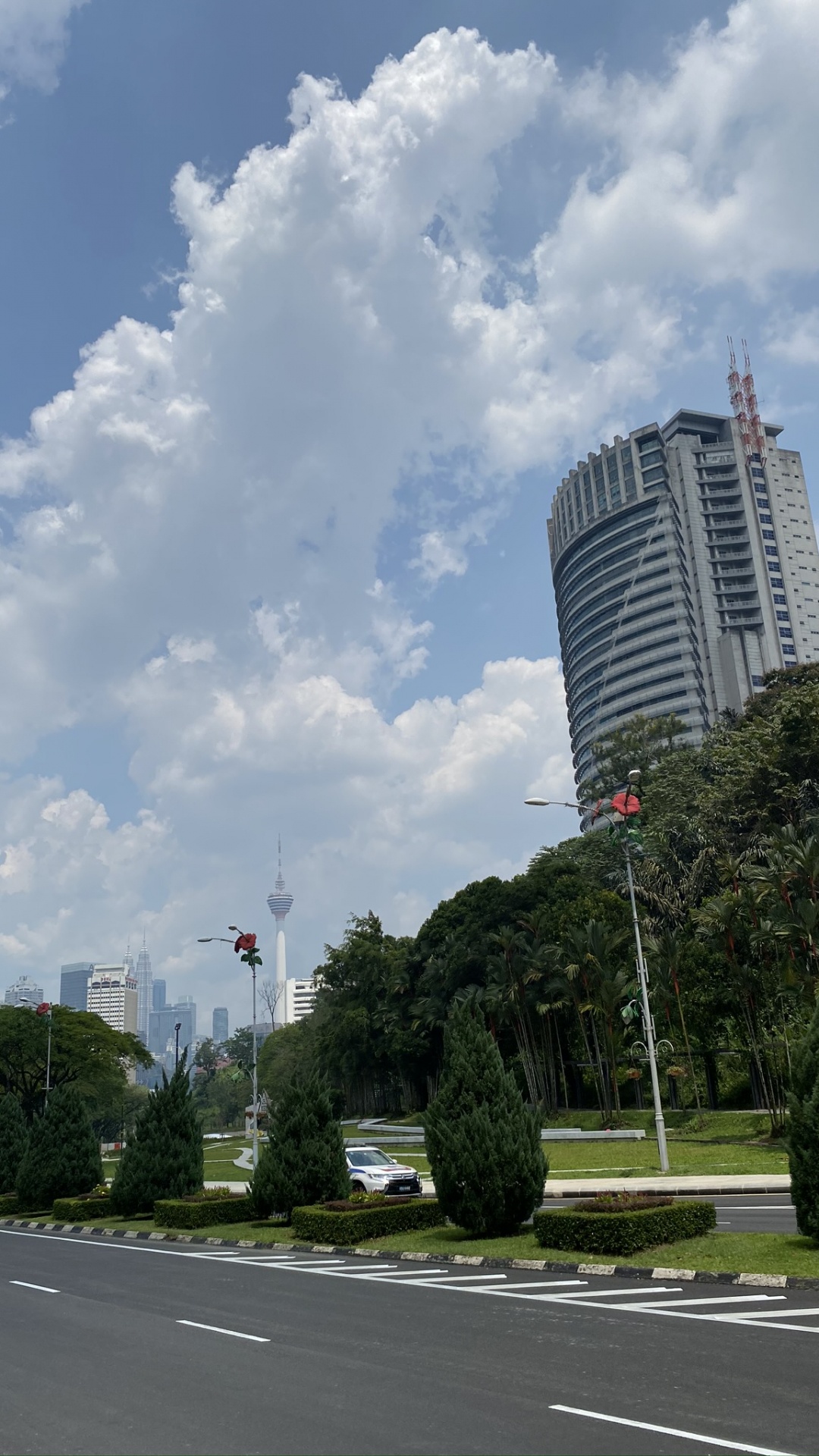 Обои дорога, дневное время, облако, дорожное покрытие, инфраструктура в разрешении 1080x1920