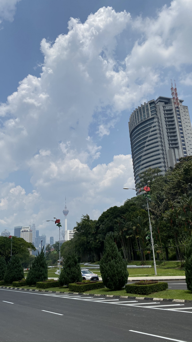 Обои дорога, дневное время, облако, дорожное покрытие, инфраструктура в разрешении 750x1334