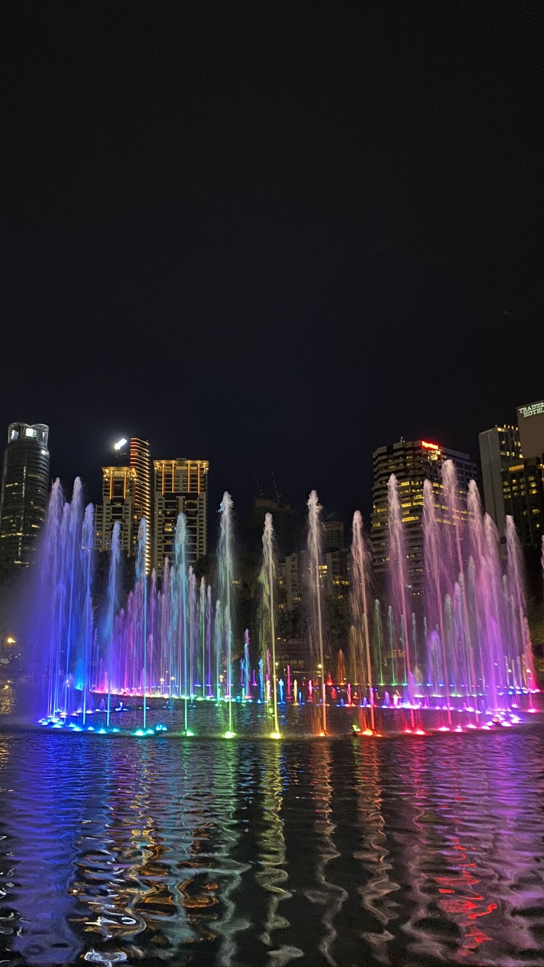 Обои отражение, вода, фонтан, ночь, жидкий в разрешении 1080x1920