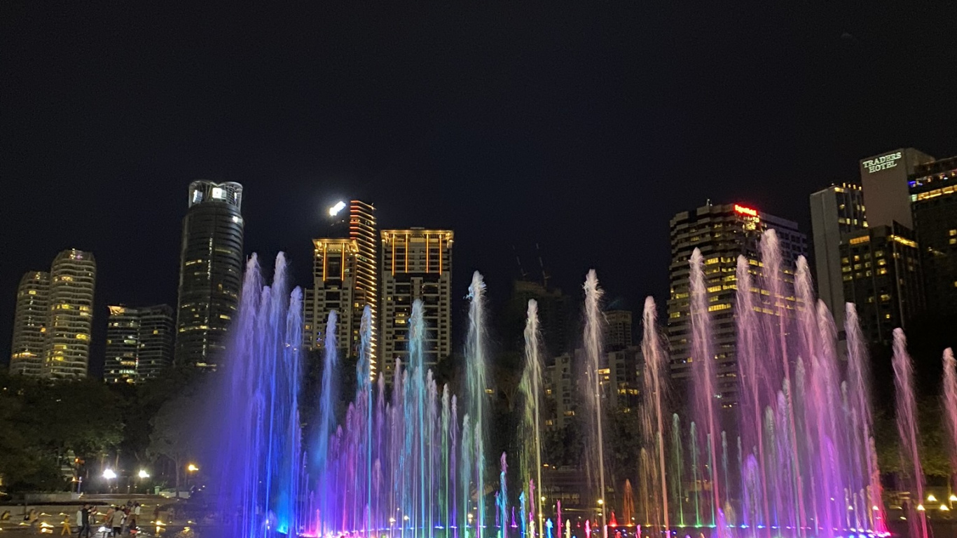 Обои отражение, вода, фонтан, ночь, жидкий в разрешении 1366x768