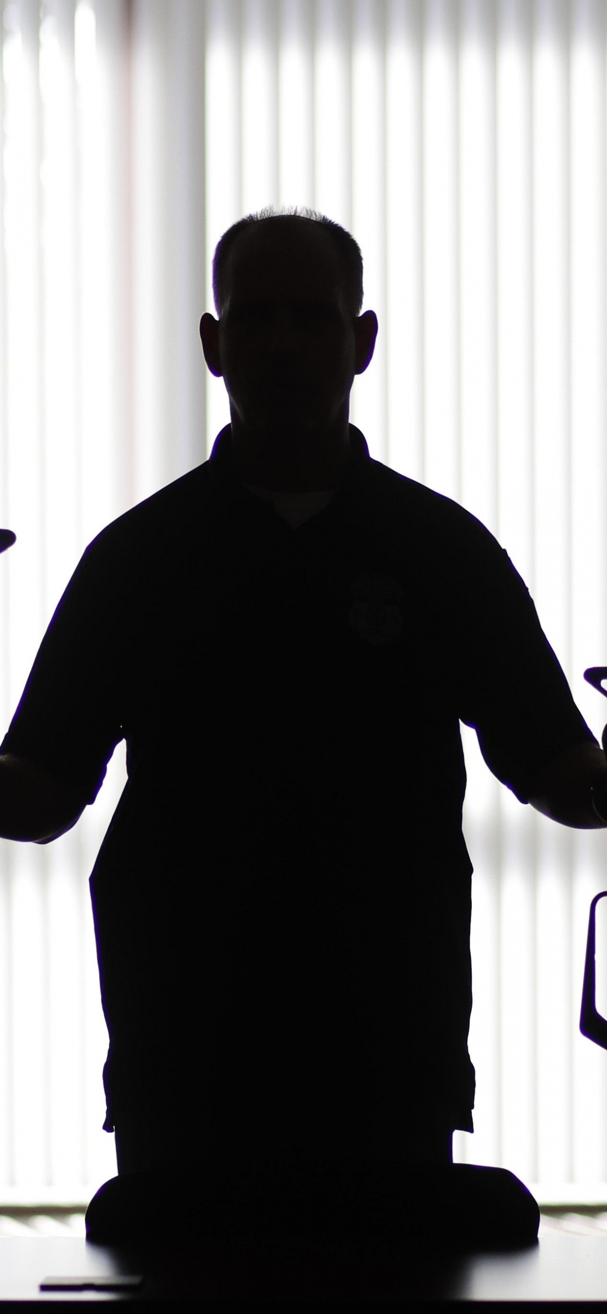 Обои Пистолет призрак, микрофонная стойка, музыка, музыкальный инструмент, силуэт в разрешении 1242x2688