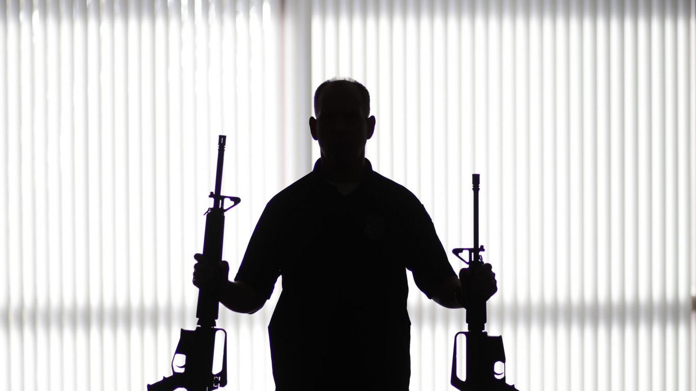 Обои Пистолет призрак, микрофонная стойка, музыка, музыкальный инструмент, силуэт в разрешении 1366x768