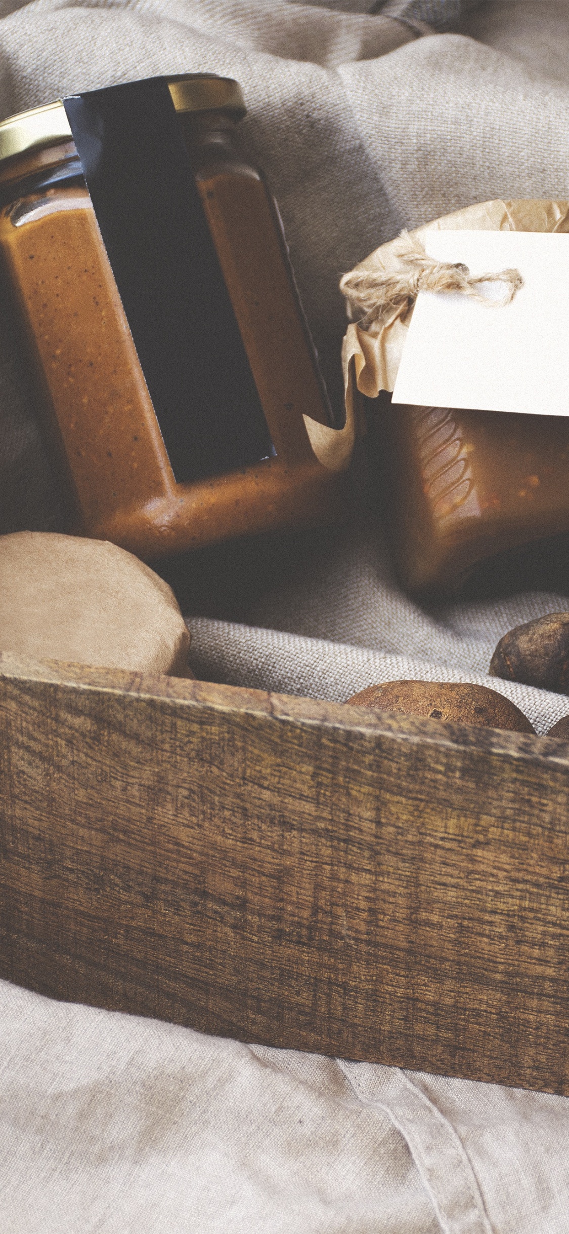 Обои подарок, корзина, комната, мебель, настоящее время в разрешении 1125x2436