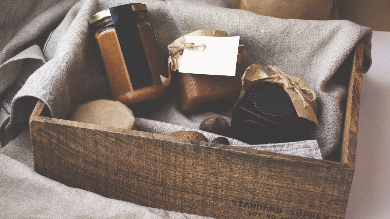 Обои подарок, корзина, комната, мебель, настоящее время в разрешении 1280x720