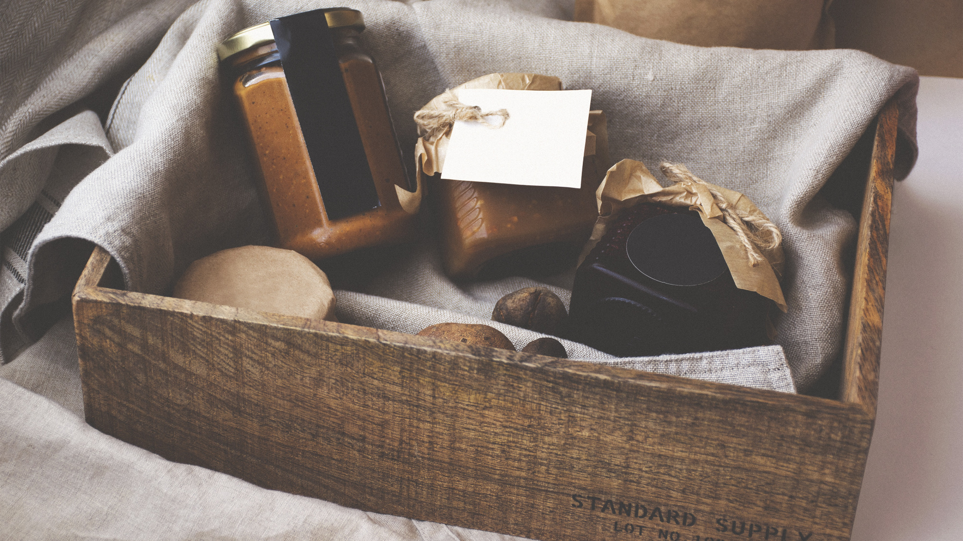 Обои подарок, корзина, комната, мебель, настоящее время в разрешении 1920x1080